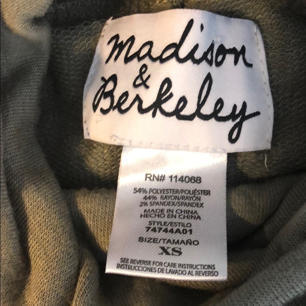 NWT olive green turtle neck - Picture 5 of 5